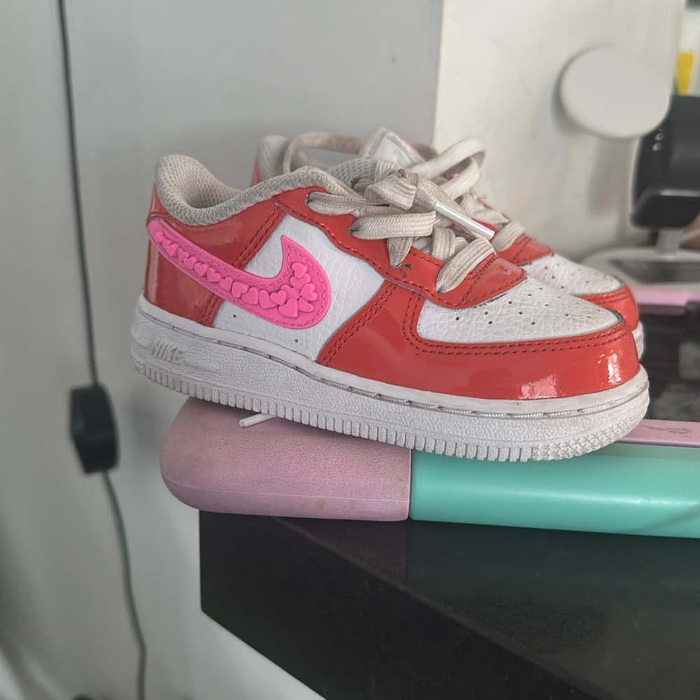 Nike size 7.5 little kids, almost perfect condition — laces are a little dirty